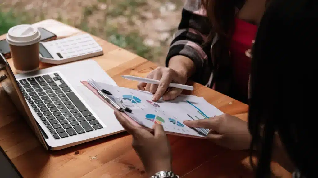 Strategie di Pricing 2 Strategie di Pricing - persona che indica con il dito un grafico su carta