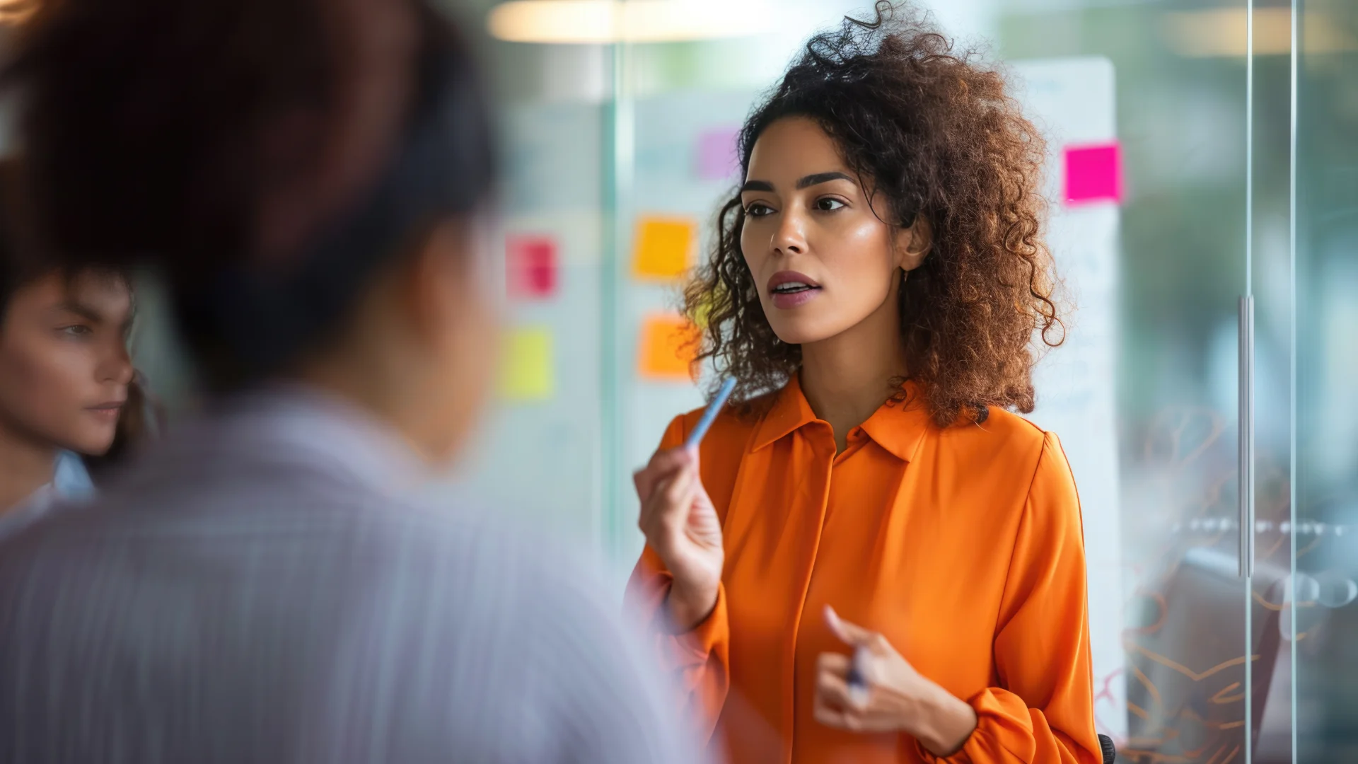 Le Tecniche di Persuasione - Imparare a Convincere 4 Le Tecniche di Persuasione - Imparare a Convincere - ragazza che discute con i colleghi