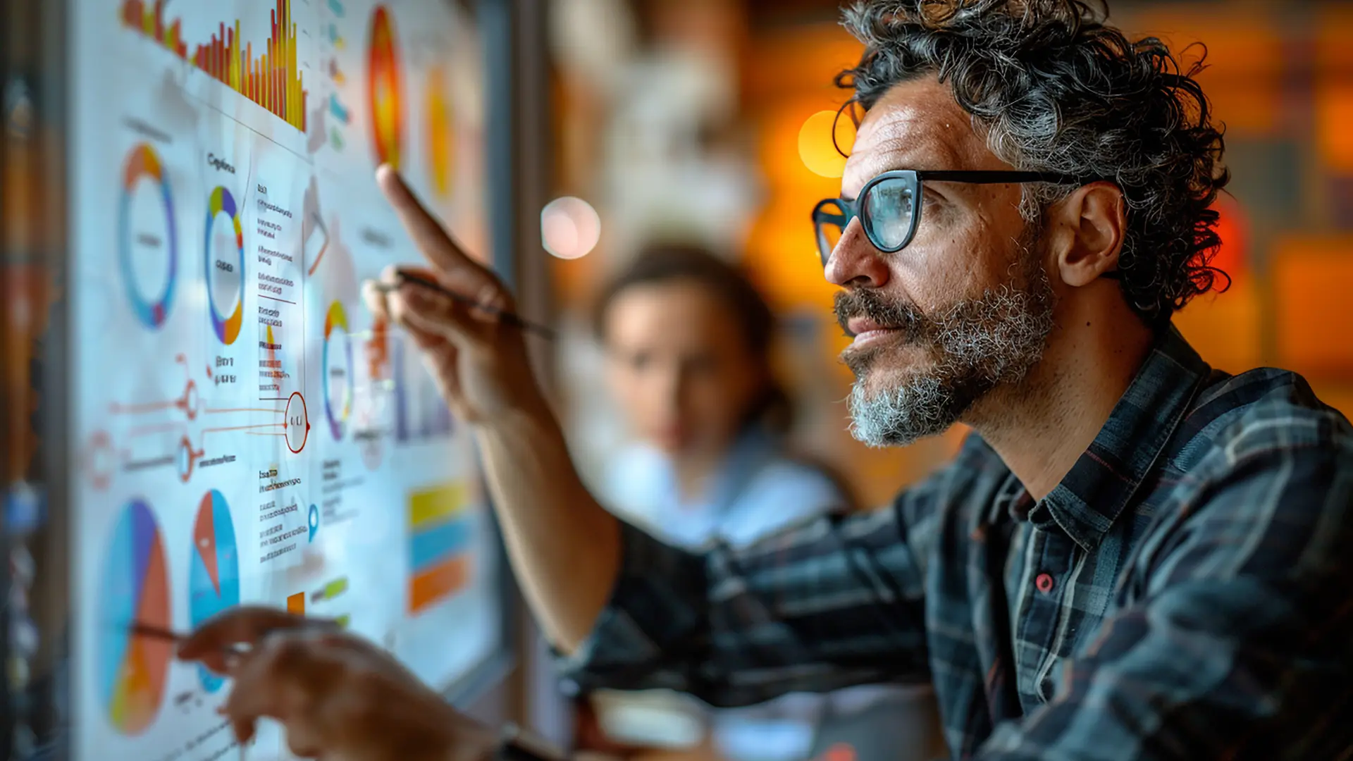 Sviluppo Commerciale in Italia - Strategie B2B in 7 punti 2 Sviluppo Commerciale in Italia - Strategie B2B - uomo con barba occhiali che punta con il dito un grafico sulla lavagna luminosa